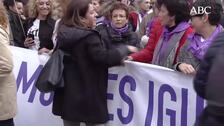 «Que no se besa»: las indicaciones a la cabecera del PSOE en la marcha del 8-M