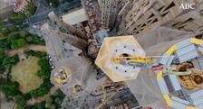 La espectacular colocación de las alas en una de las torres centrales de la Sagrada Familia