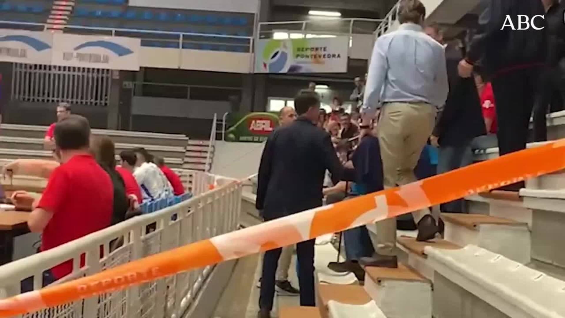 Don Juan Carlos acude a ver jugar Pablo Urdangarin a un partido de balonmano en Pontevedra