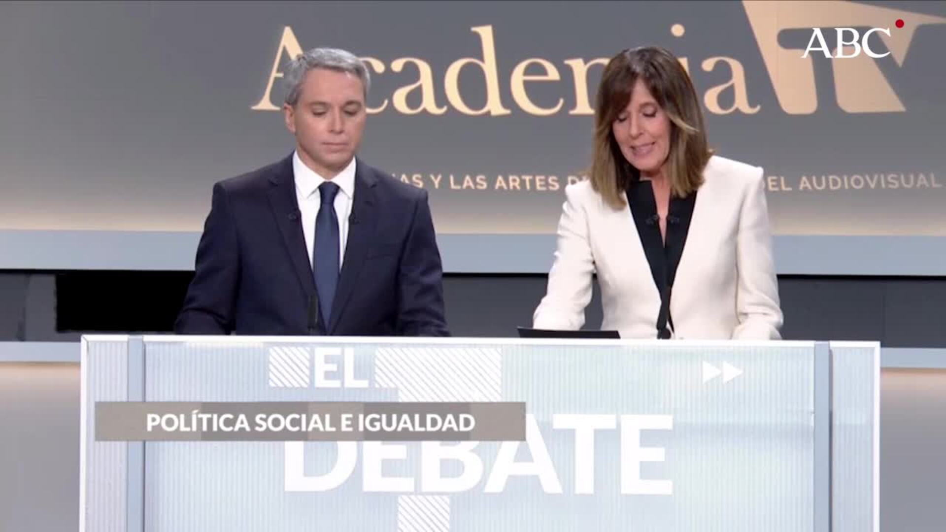 Ana Blanco y Vicente Vallés durante el debate a cinco