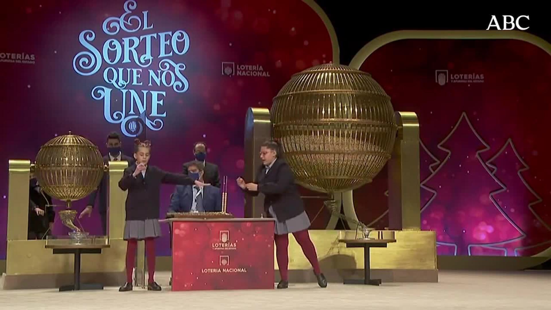 Elisabeth Obarisaiagbon (i) y Noura Akrouh (d) , las niñas encargadas de cantar el segundo quinto premio