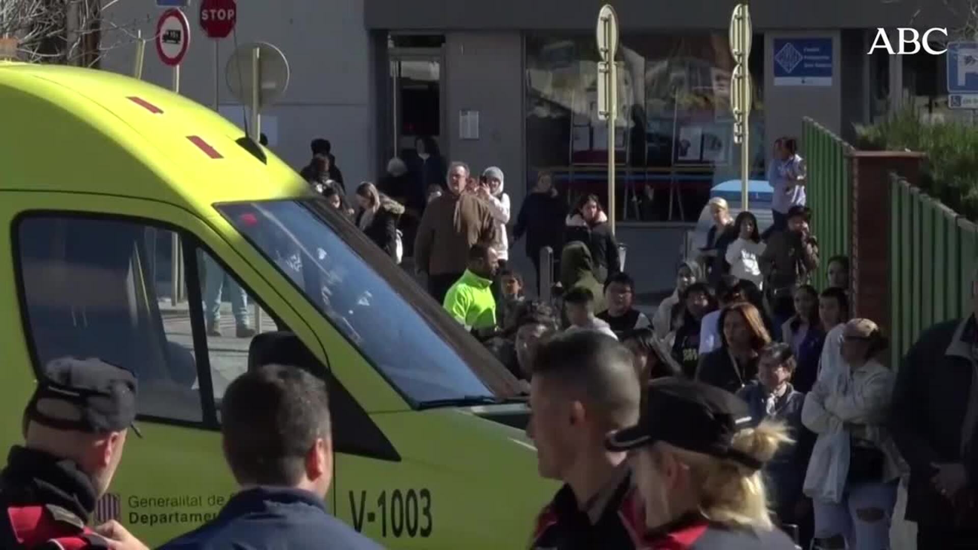 El autobús, tras caer en una zona de obras en Esplugues (Barcelona)