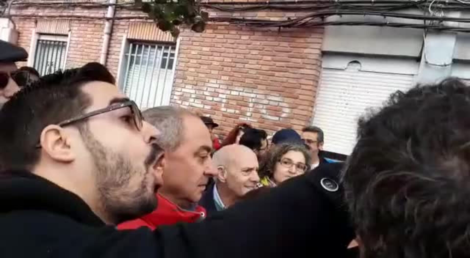 Un barrio de Valladolid recrimina a Óscar Puente que solo limpia las calles cuando viene Pedro Sánchez