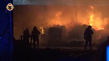 Un incendio calcina el interior de una empresa abandonada de palés en Aldaia