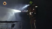 Un incendio calcina el interior de una empresa abandonada de palés en Aldaia