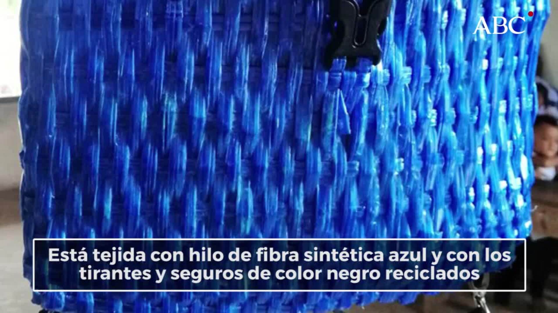 La original mochila que un padre camboyano sin recursos fabricó a su hijo de cinco años