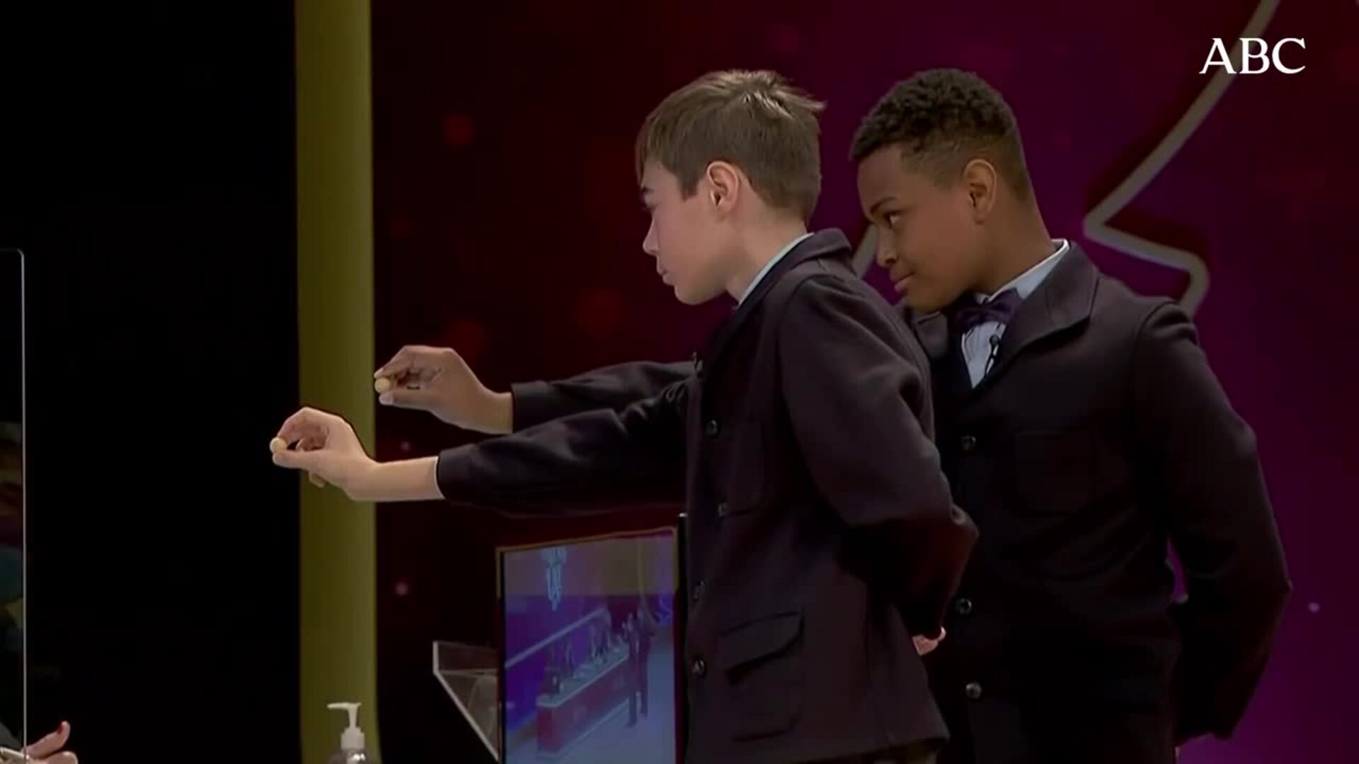 Todo está listo ya en el Teatro Real que acoge en su escenario un año más el Sorteo Extraordinario de la Lotería de Navidad