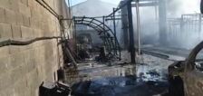 Un aparatoso incendio causa seis desalojos y un hospitalizado en Alicante
