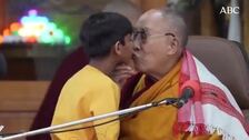 Polémica por el beso que le pide el Dalai Lama a un niño: «Chúpame la lengua»