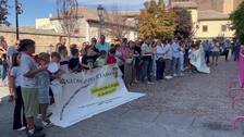 Los vecinos de Santa Cruz del Retamar exigen en Toledo a Page un nuevo colegio