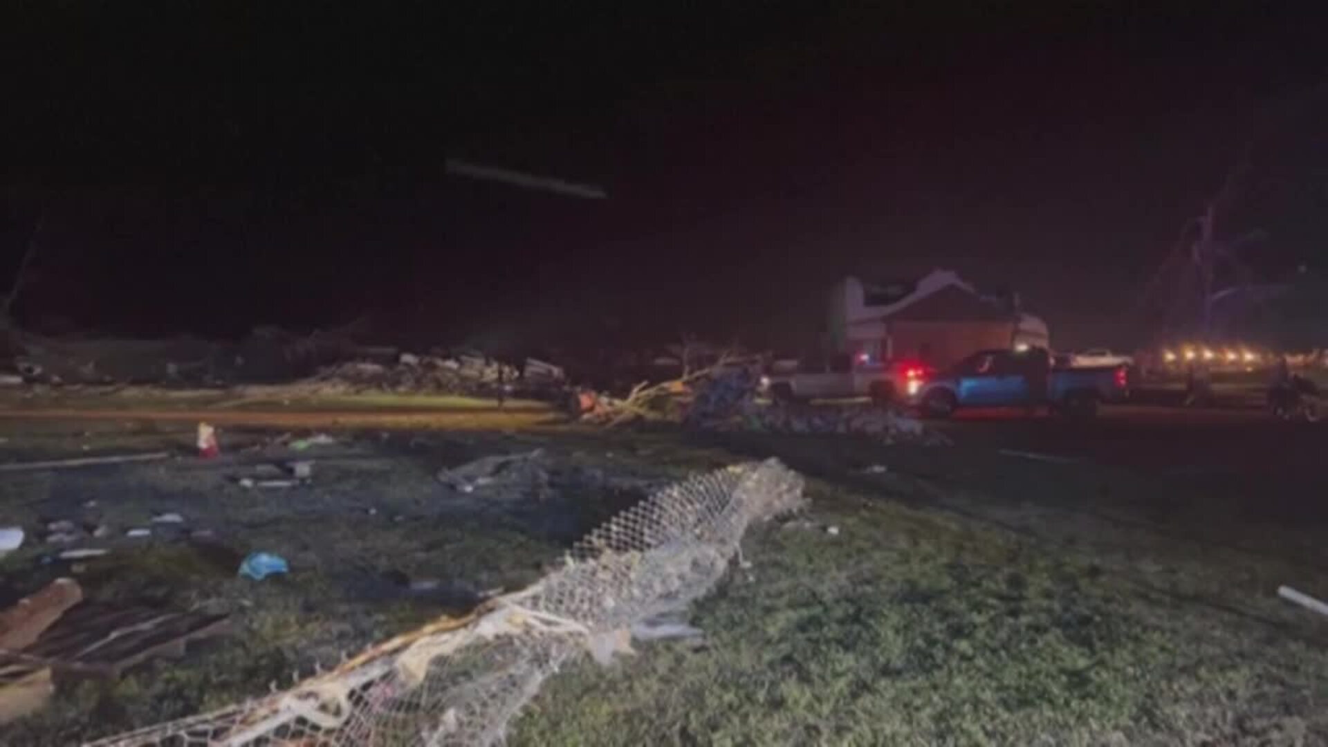 Destrucción provocada por el tornado a su paso por el área rural de Misisipi