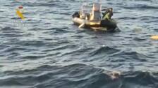 Descubren una tonelada de hachís flotando en el mar en Alicante