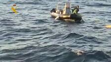 Descubren una tonelada de hachís flotando en el mar en Alicante