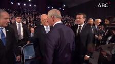 El Príncipe Carlos evita estrechar la mano a Mike Pence durante el Foro Mundial del Holocausto