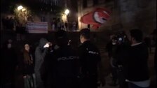 Cacerolas contra Vox durante su pegada de carteles en Santiago de Compostela