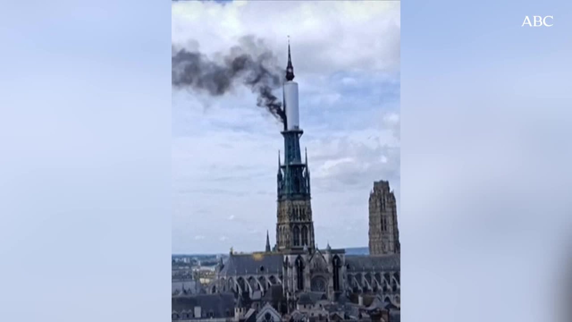 El incendio desatado en la catedral de Ruan, controlado