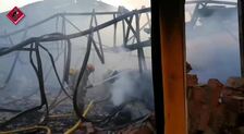 Un incendio con explosiones destruye parcialmente una fábrica de turrones de Jijona