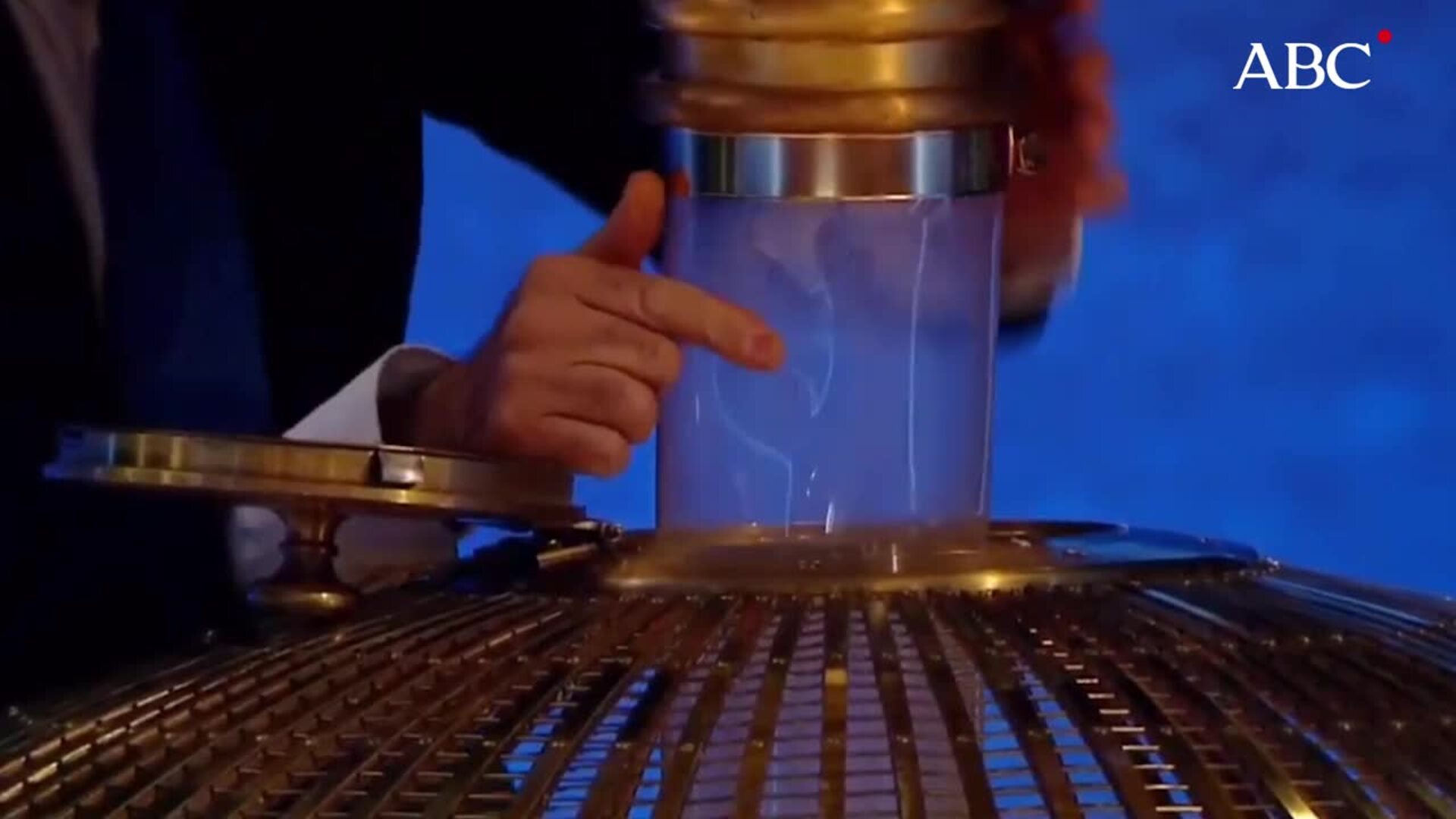 La polémica que envuelve al sorteo de la Lotería de Navidad: ¿qué metieron en el bombo?