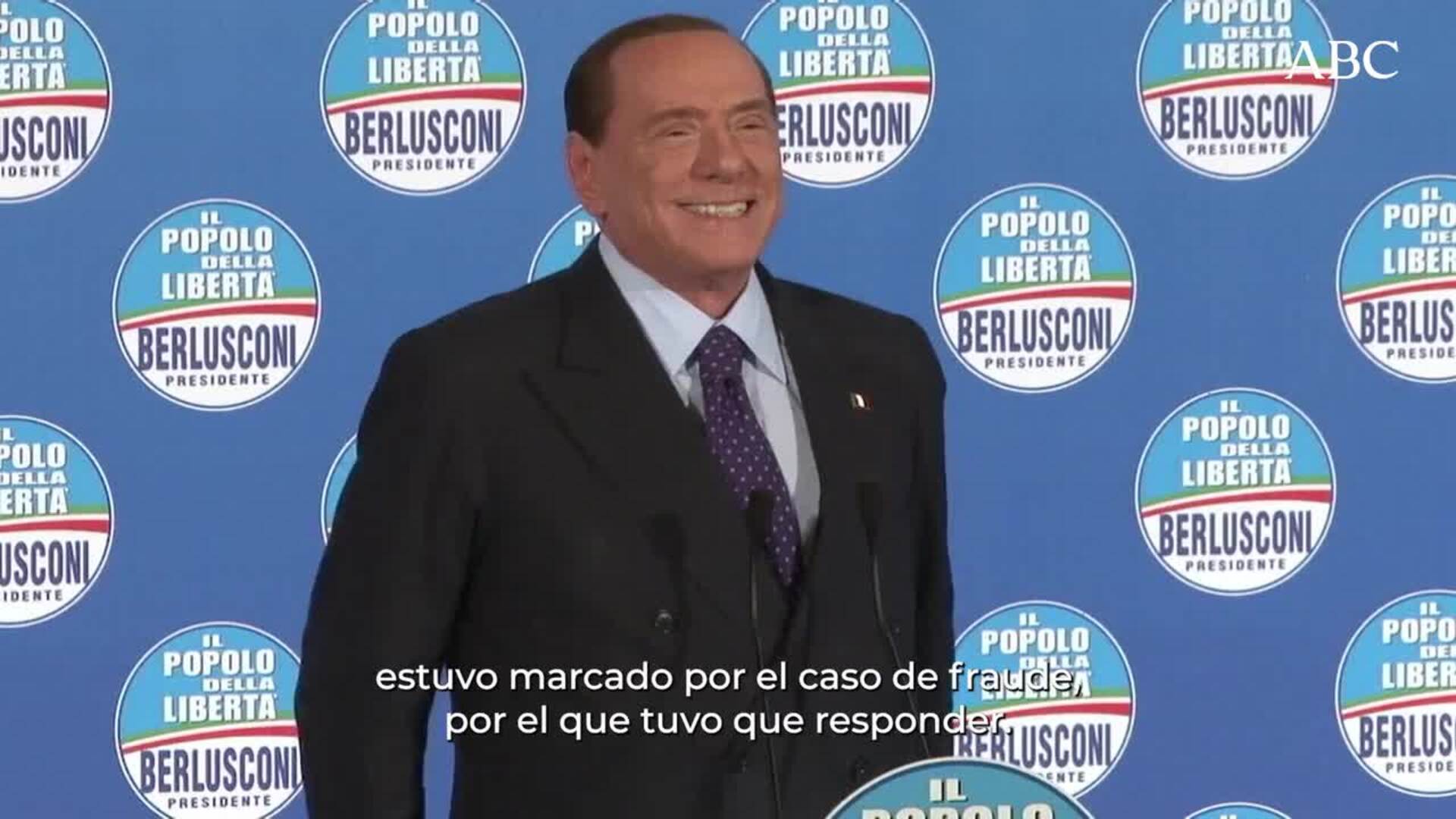 Berlusconi, acompañado de su novia Francesca Pascale, saluda al público durante una manifestación