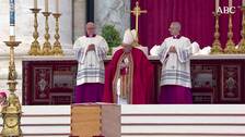 Francisco entierra a Benedicto y cierra un periodo inédito en la Iglesia