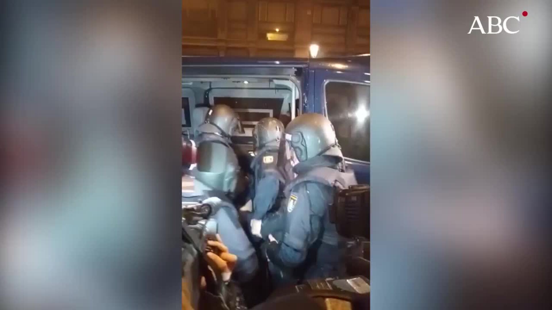 Al menos dos agentes de la Policía Nacional, heridos en los altercados de Barcelona