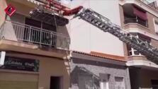 Los bomberos rescatan con una grúa a un hombre con obesidad mórbida en Torrevieja