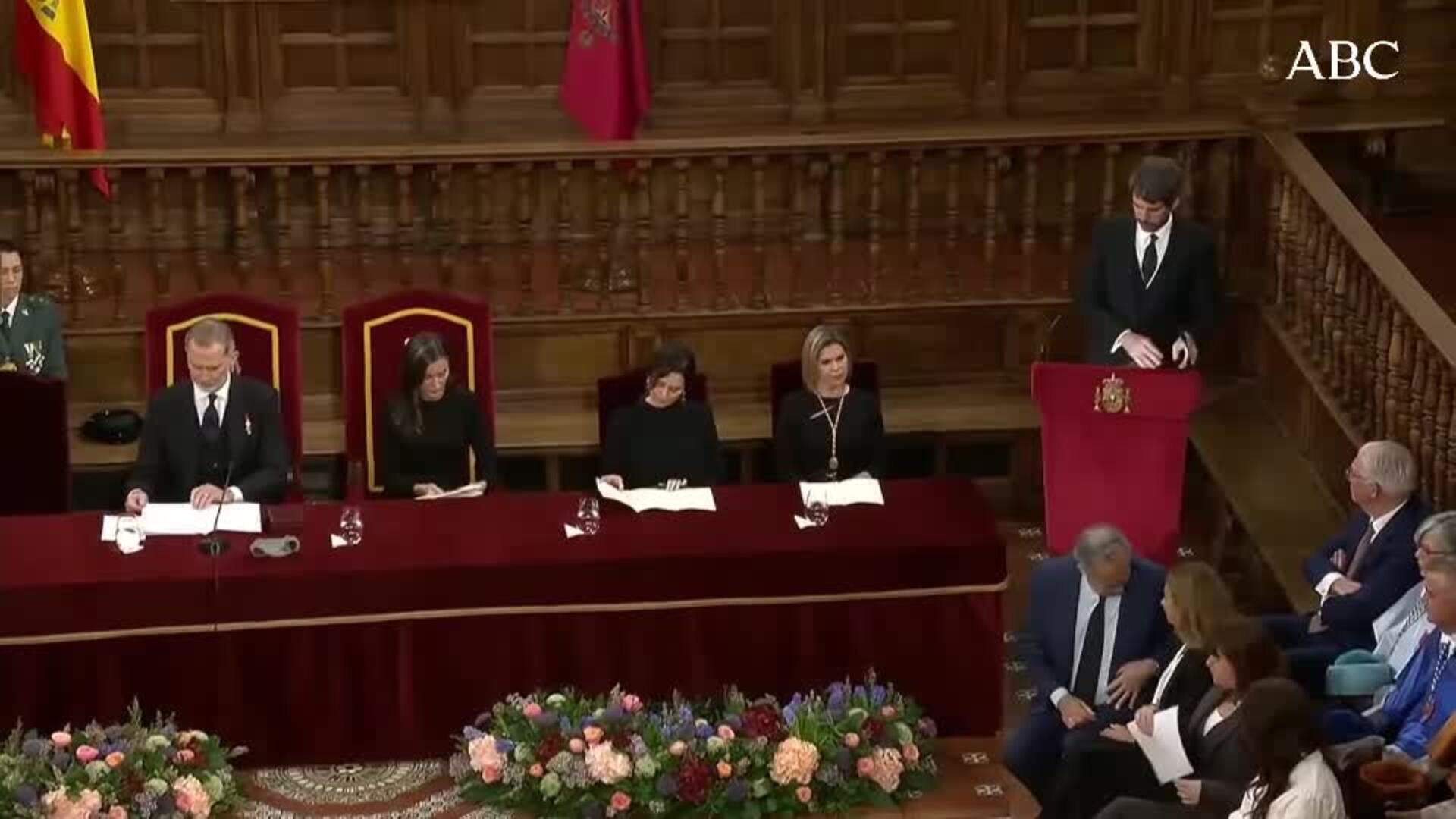 En vídeo: Discurso íntegro del ministro de Cultura en la ceremonia de entrega del Premio Cervantes 2024 | Foto: Los Reyes saludan al ministro de Cultura, Ernest Urtasun, durante el almuerzo ayer por la entrega del premio