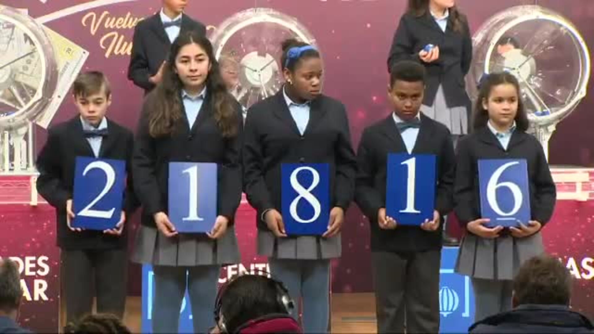 Fotografía de archivo de los propietarios de una administración brindando tras conocerse que un décimo del segundo premio del sorteo extraordinario de la Lotería de El Niño 2020 fue vendido por terminal en este local