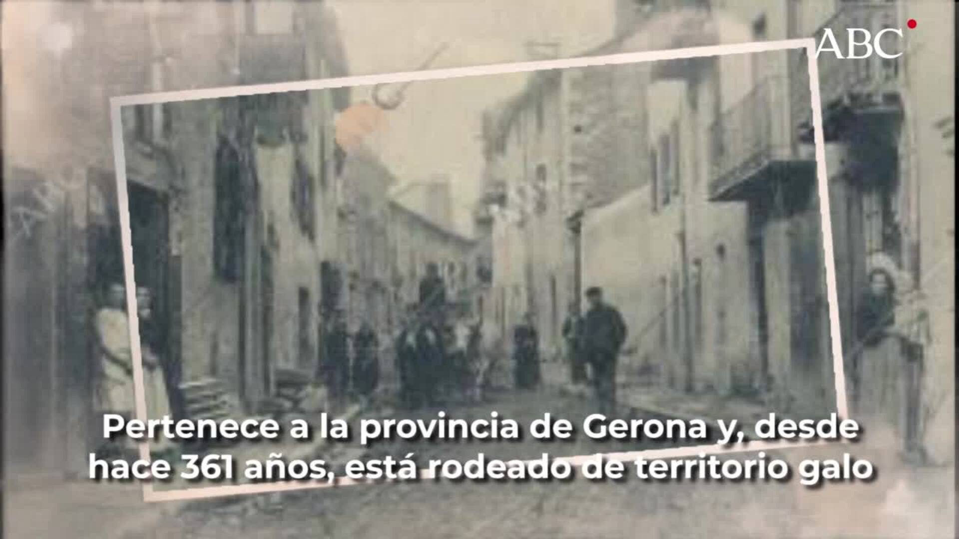 Retrato de Felipe IV, sobre la imagen de una de las calles de Llivia, en 1957