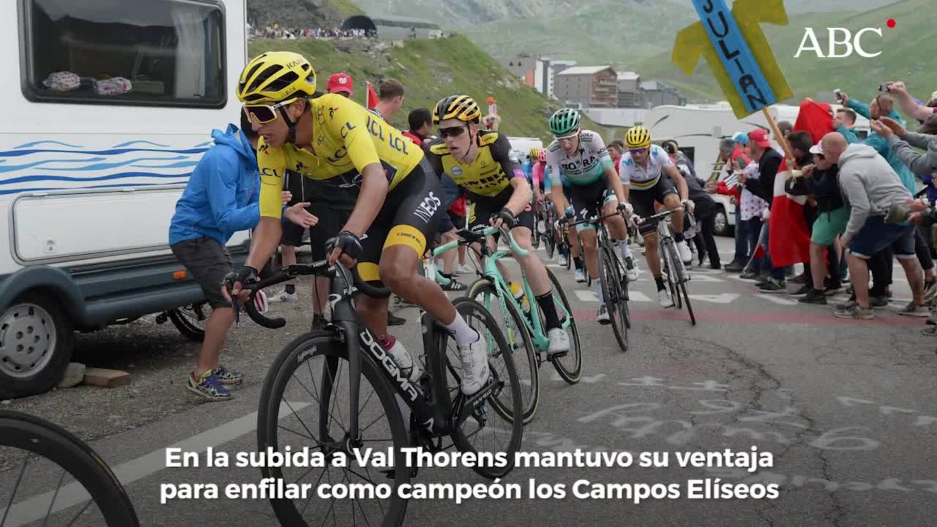Egan Bernal cruza la meta en Val Thorens celebrando la victoria en el Tour de Francia 2019