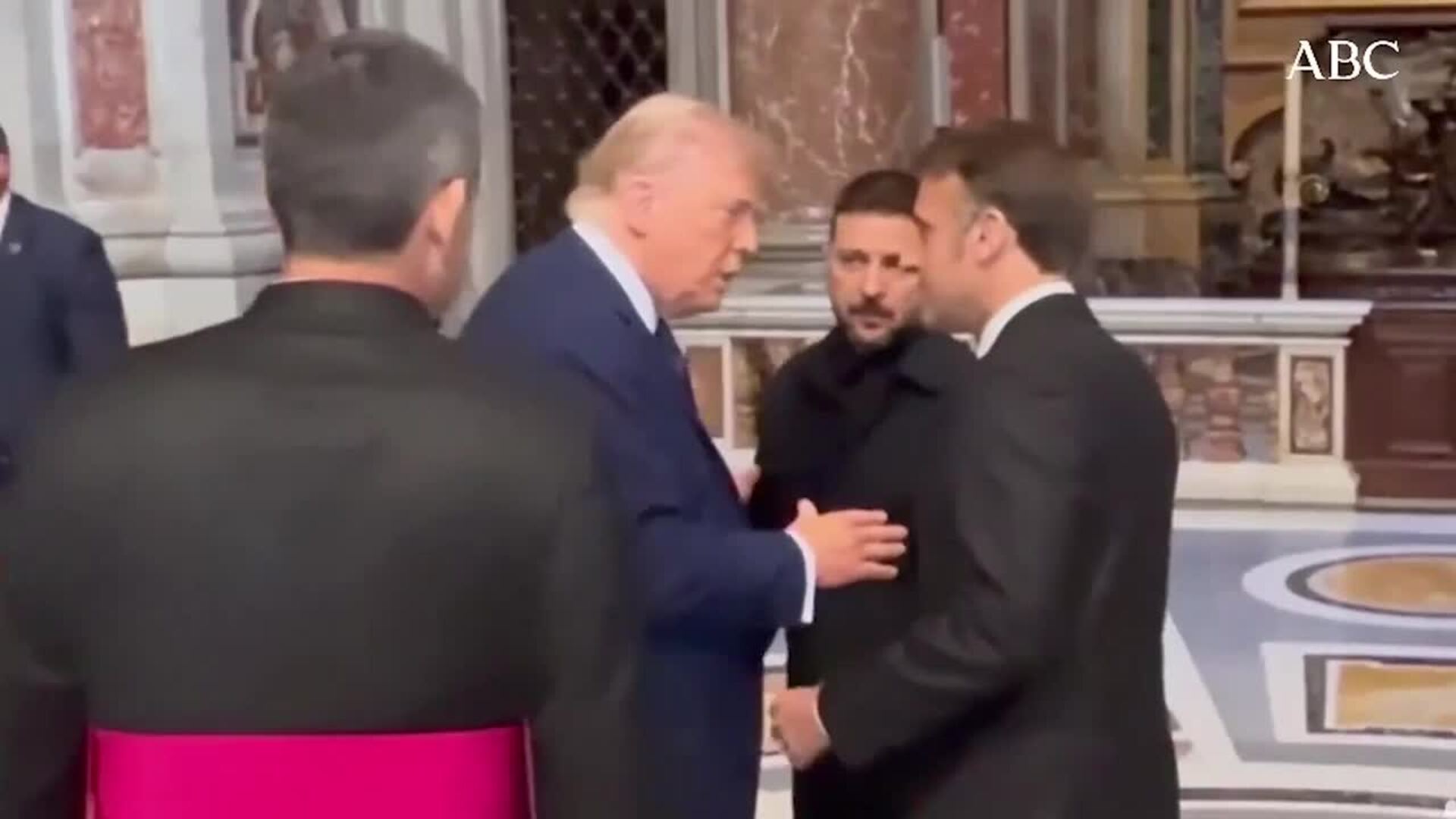 El presidente ucraniano, Volodímir Zelenski, sentado con Trump en el interior de la basílica de San Pedro