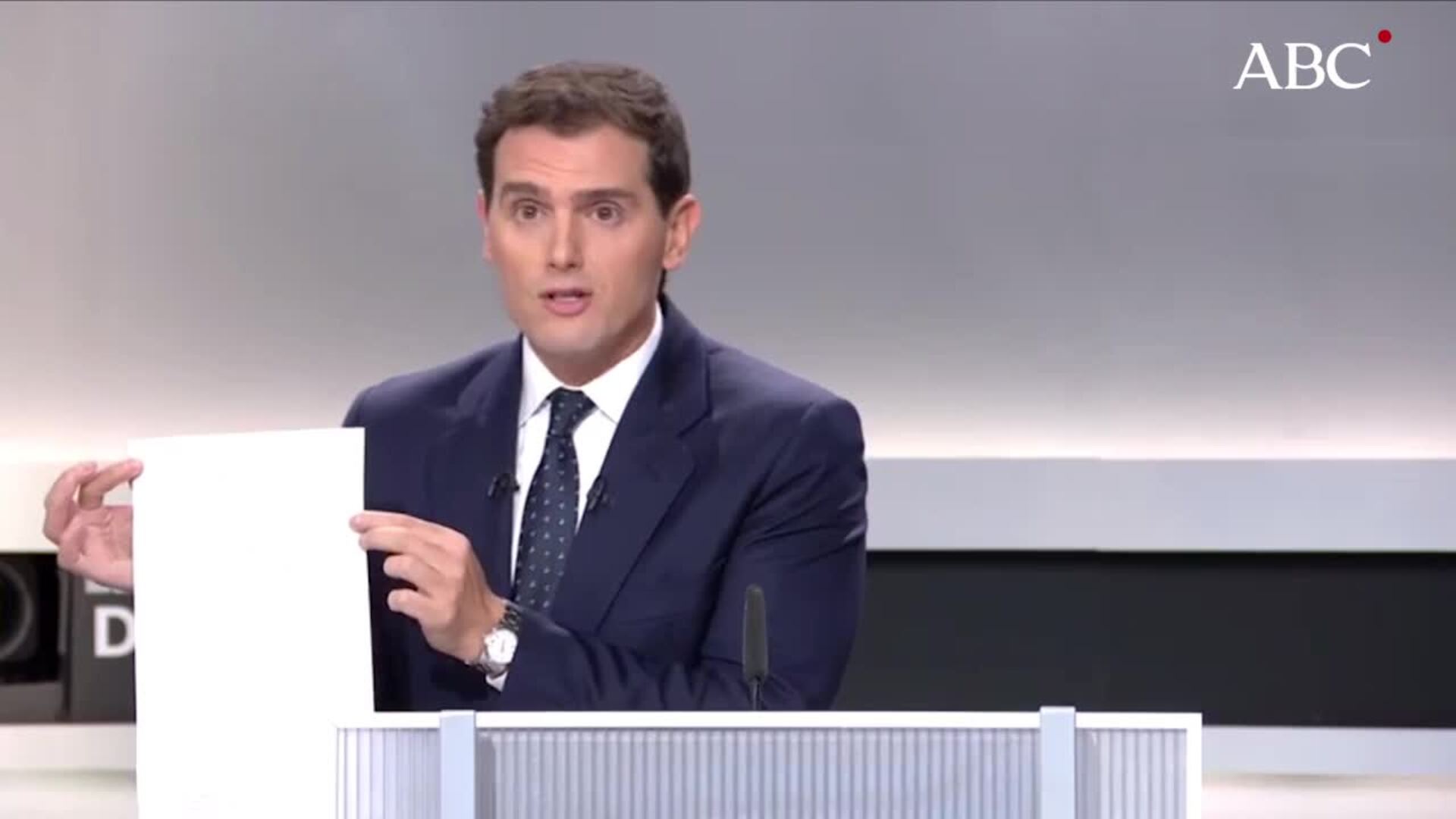 Albert Rivera muestra un pergamino durante el debate a cinco