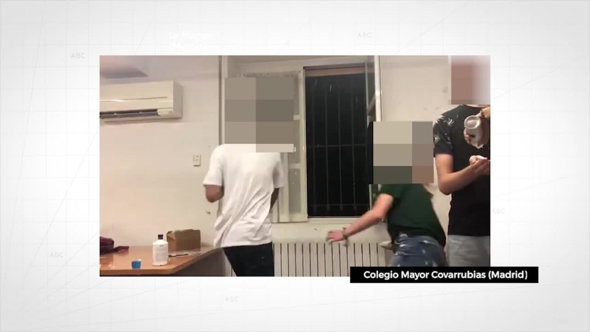 El vídeo de la salvaje «novatada» a una joven en la Complutense