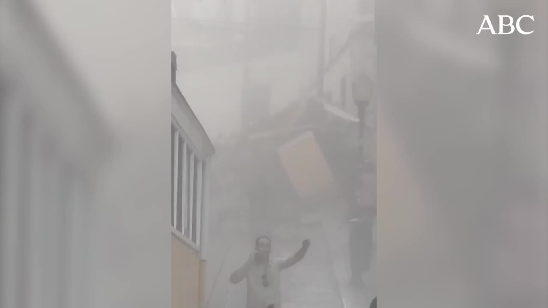 Los bomberos trabajan en el lugar del accidente de un funicular en Lisboa