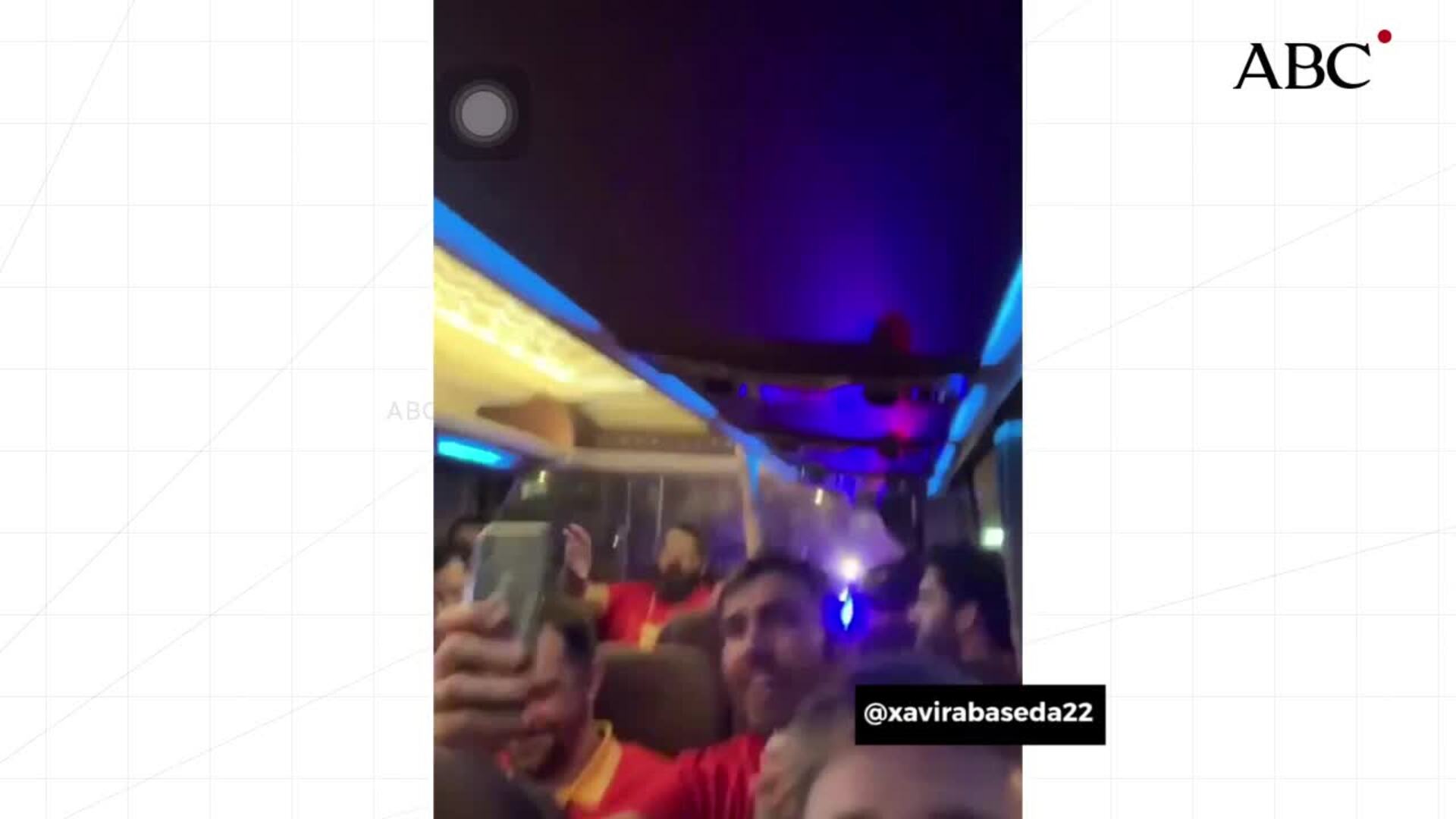Los jugadores de la Selección continúan la celebración en el autobús