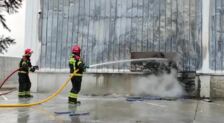 Un virulento incendio reduce a cenizas la fábrica de Cascajares en Dueñas (Palencia): «No ha quedado nada»