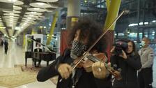 El violinista Ara Malikian sorprende a los viajeros que llegan a Barajas con un concierto de año nuevo