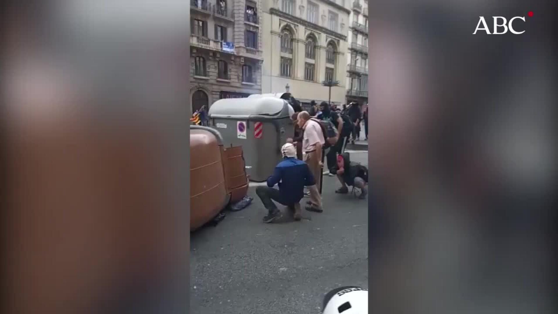 Los radicales preparan otra noche de tensión quemando contenedores para las barricadas