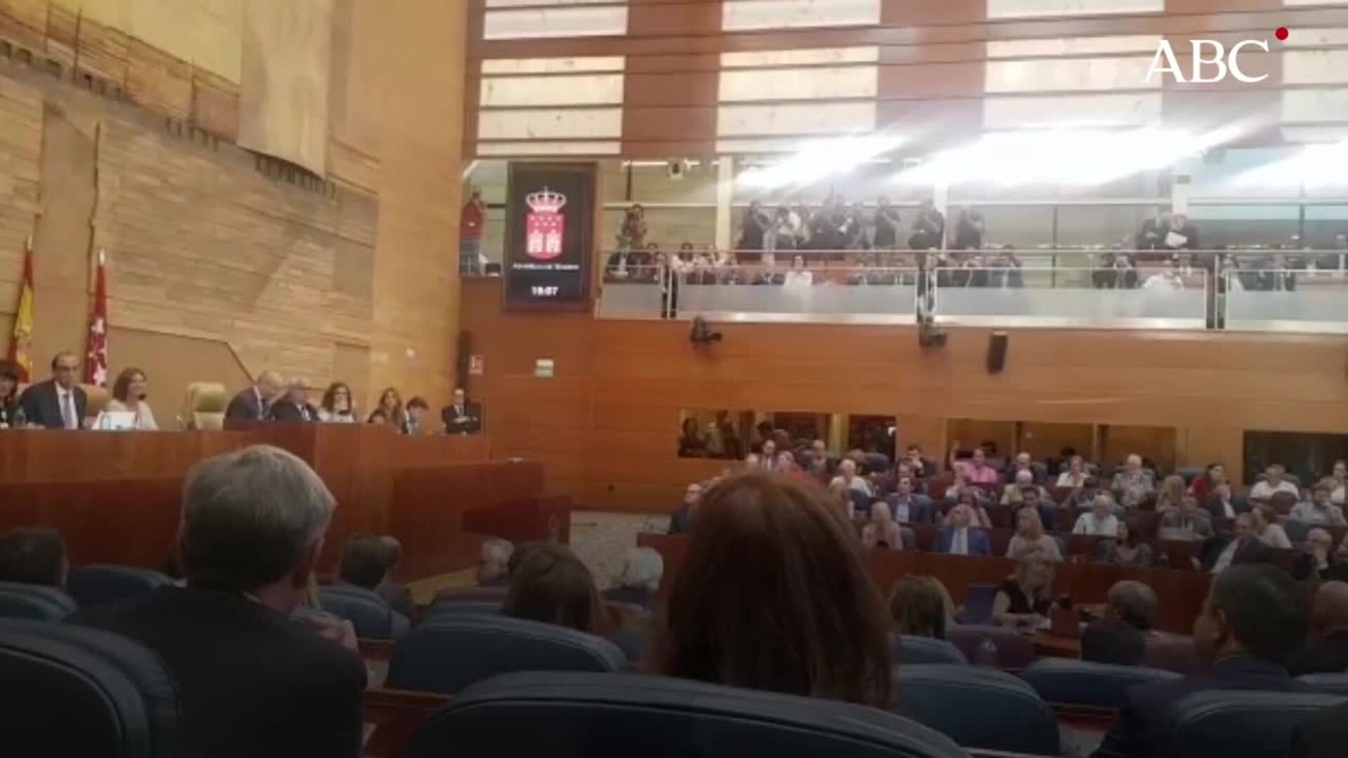 El momento en el que Isabel Díaz Ayuso es investida presidenta de la Comunidad de Madrid