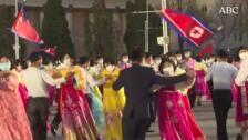 Corea del Norte celebra el aniversario del nacimiento de su fundador con un desfile civil multitudinario
