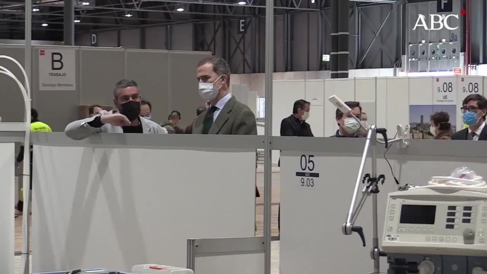 Don Felipe, durante la visita que hizo el miércoles al Hospital de emergencias de Ifema