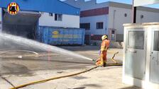 Un espectacular incendio arrasa una empresa de plásticos en Alcàsser