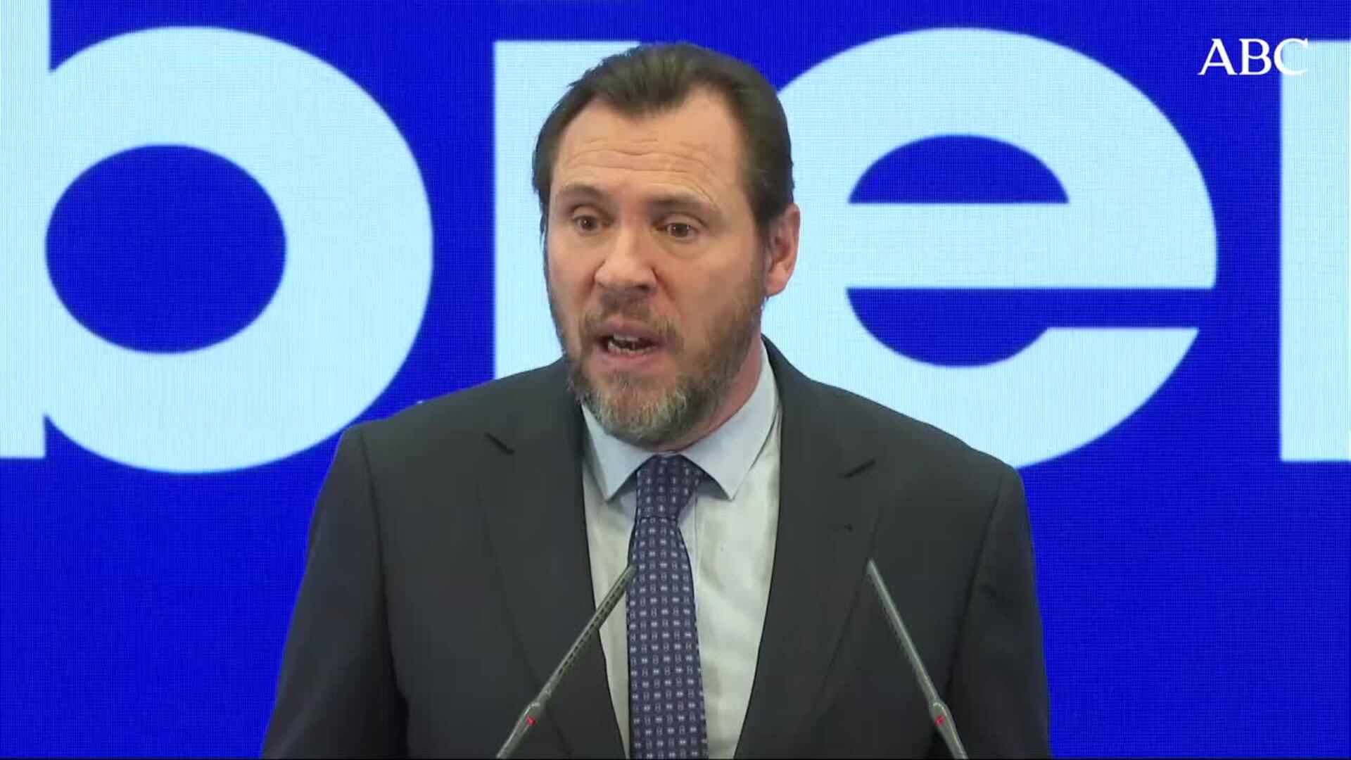 El ministro de Transportes y Movilidad Sostenible, Óscar Puente (i)