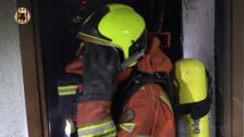 Vídeo: una persona salta de un cuarto piso para huir del fuego tras incendiarse su casa en Paiporta