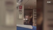 De botellón y fumando en el tren ante la inacción de Renfe: «Pida usted la hoja de reclamaciones»
