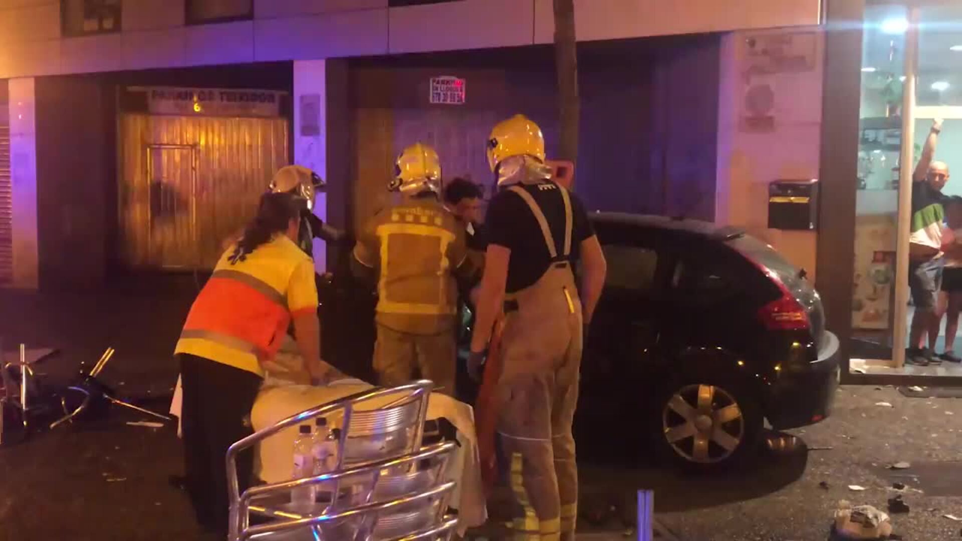 Vídeo: Así ha quedado la terraza tras el choque de un coche en Gerona