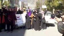 Mujeres afganas desafían a los talibanes con una protesta en Kabul: «Seguiremos luchando»