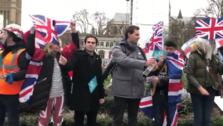 Manifestantes le cambian la letra al «Auld Lang Syne» por «Bye, Bye, UE»