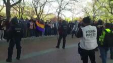 Radicales de izquierda lanzan piedras a Abascal y Monasterio en su mitin de Vallecas