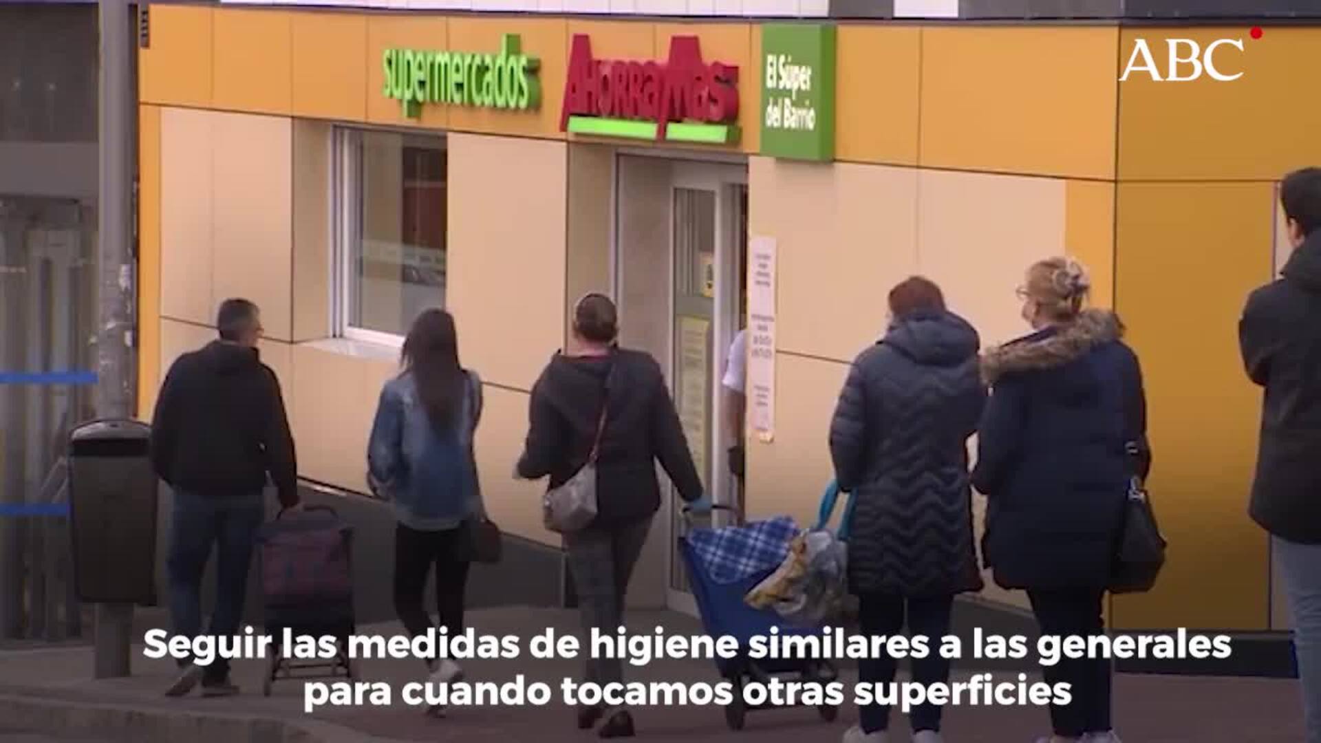 Una mujer compra en un puesto de frutas y verduras del mercado de Triana/ VÍDEO: Consejos útiles para no contagiarte al ir a comprar al súper